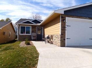 7476 Meadowlands Dr, Des Moines, IA 50320