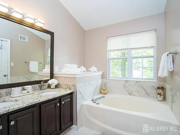 704 Dahlia Cir — Photo 16