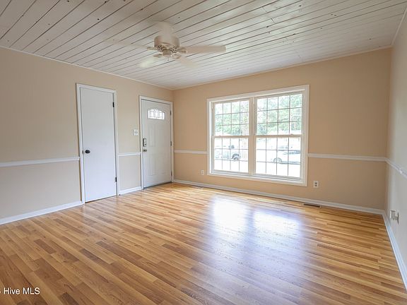 3rd image of 302 Cardinal Road