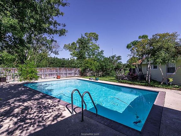 5th image of 841 N Rosemary Dr