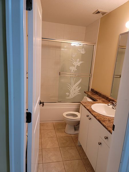 Surrey Apartment for rent - 2 Bedrooms — photo 5