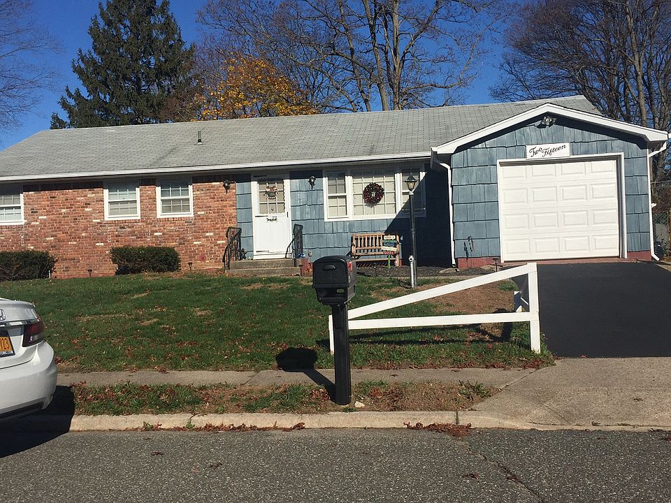 2nd image of 215 Clarinet Ln
