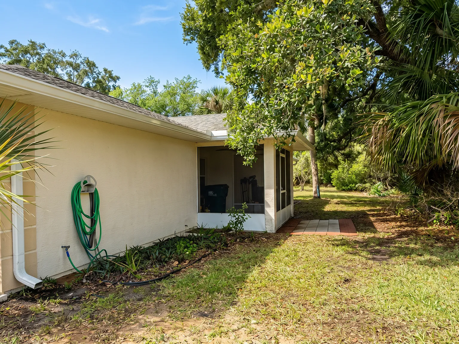 1022 Foster Road - B — Photo 2