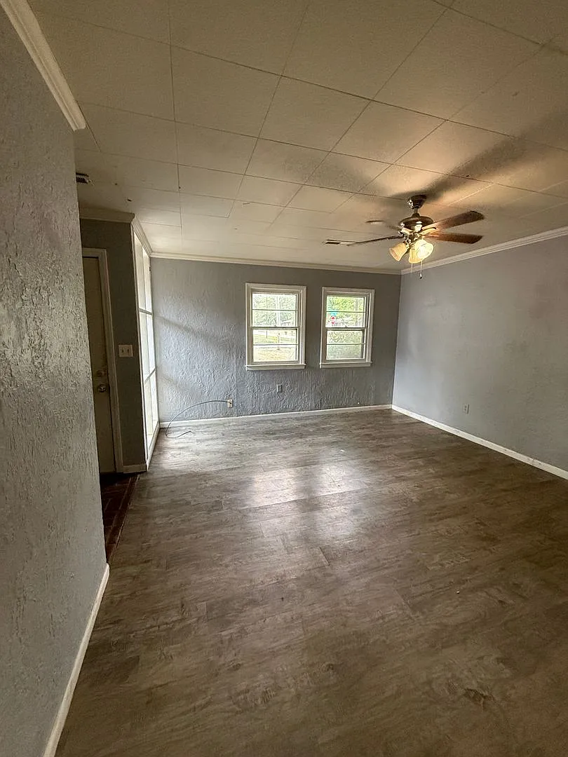 Two bedroom/One bath/one car garage/large shop in back — Photo 3