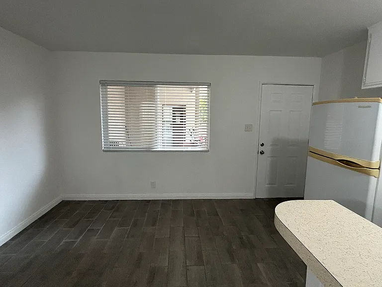 12701 York Ave #G — Photo 8