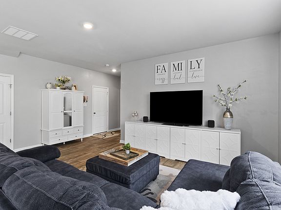 5th image of 20576 Smithfield Cir