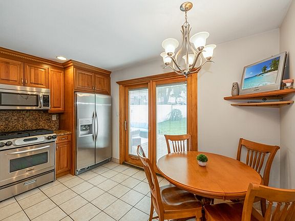 5th image of 498 Leverett Ave