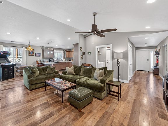 5th image of 601 SE Rose Ridge Dr