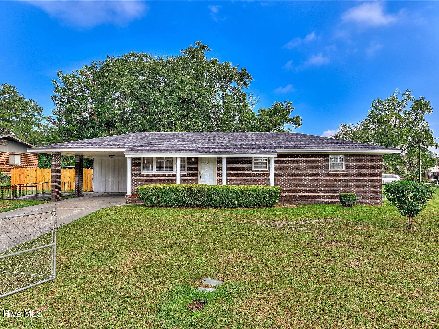 3 bed, 1.0 bath, 1400 sqft, $1,400 — Photo 2