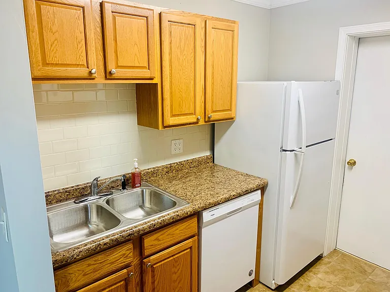 221 Winfield Ct — Photo 4