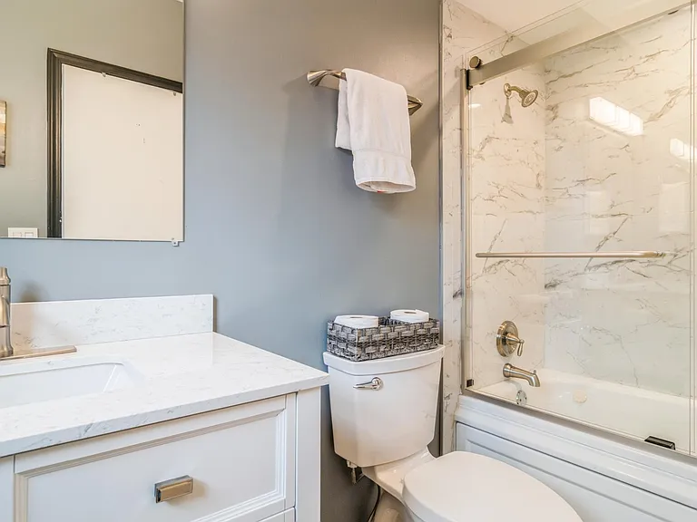 1059 W Cornelia Ave #2 — Photo 15