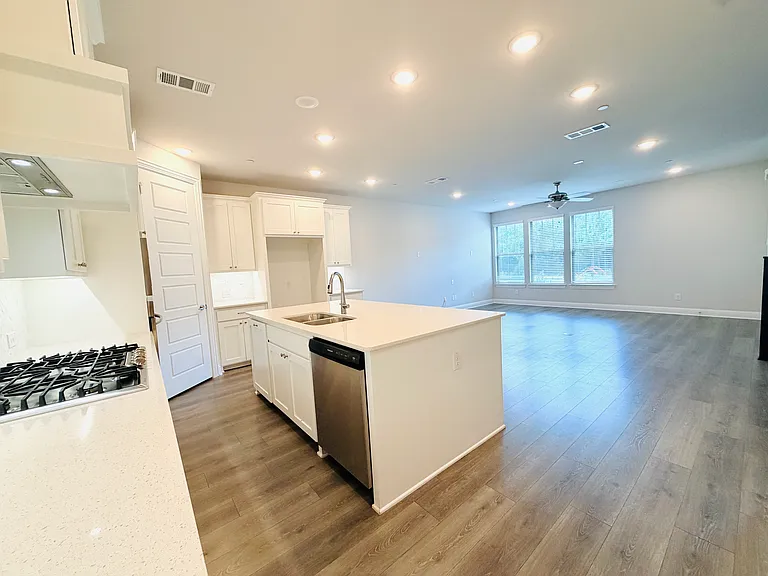 1924 McClane Dr — Photo 10