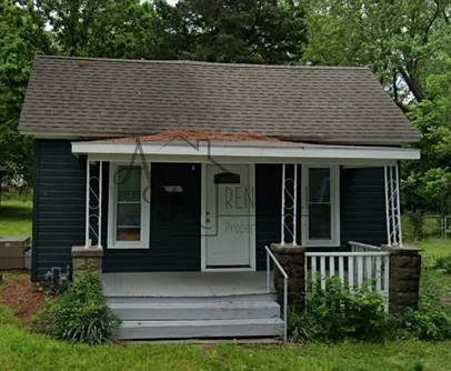 2005 S Locust St — Photo 1