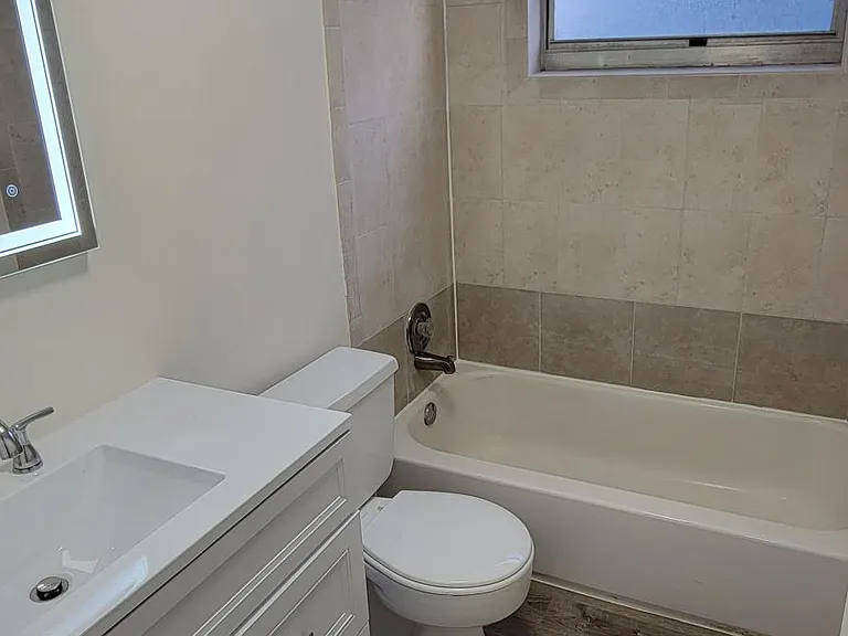3204 NE 7th Pl #2 — Photo 9