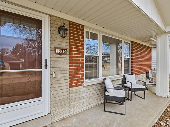 3rd image of 1030 Camelot Gardens Dr