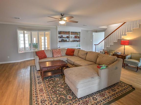 3rd image of 4910 Gladys Ave