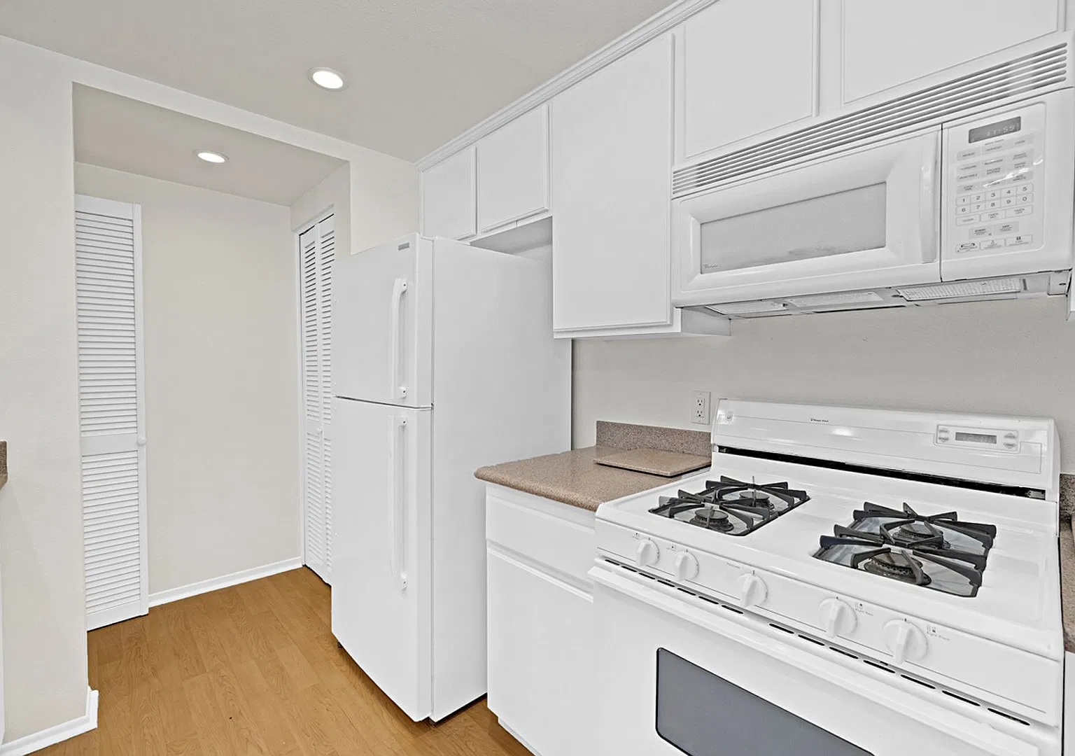 1br/1ba plus loft in Marina District! — Photo 1
