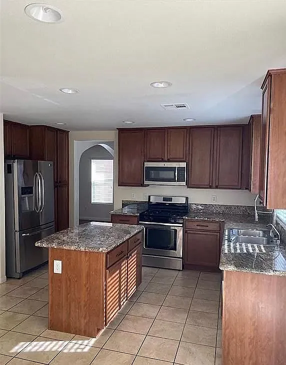 5 bed, 3140 sqft, $2,850 — Photo 2