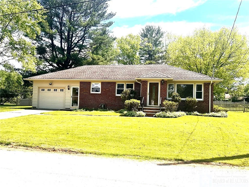15 Sycamore St photo 1