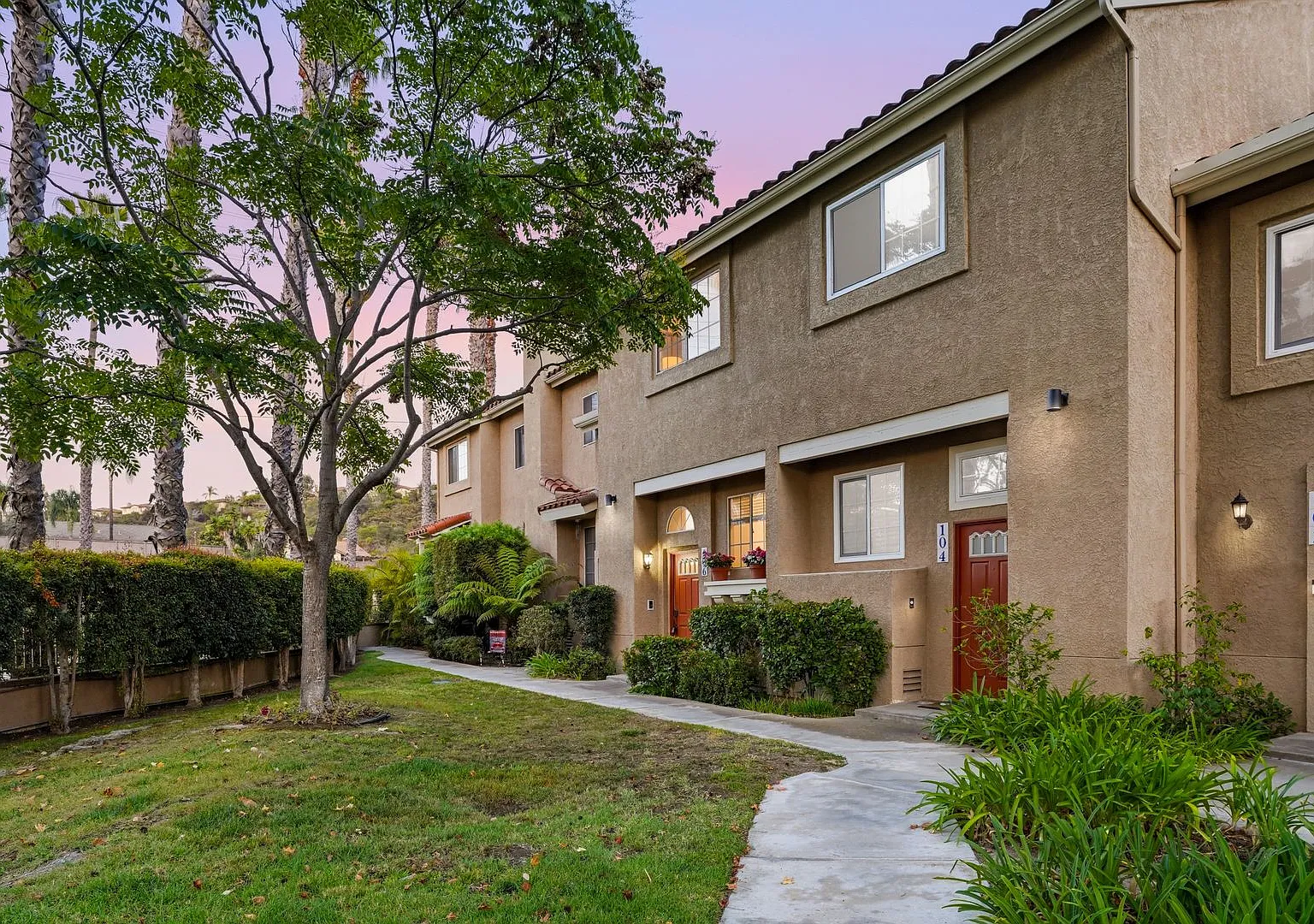 Beautiful 2 bd Townhome In Gated Community — Photo 1