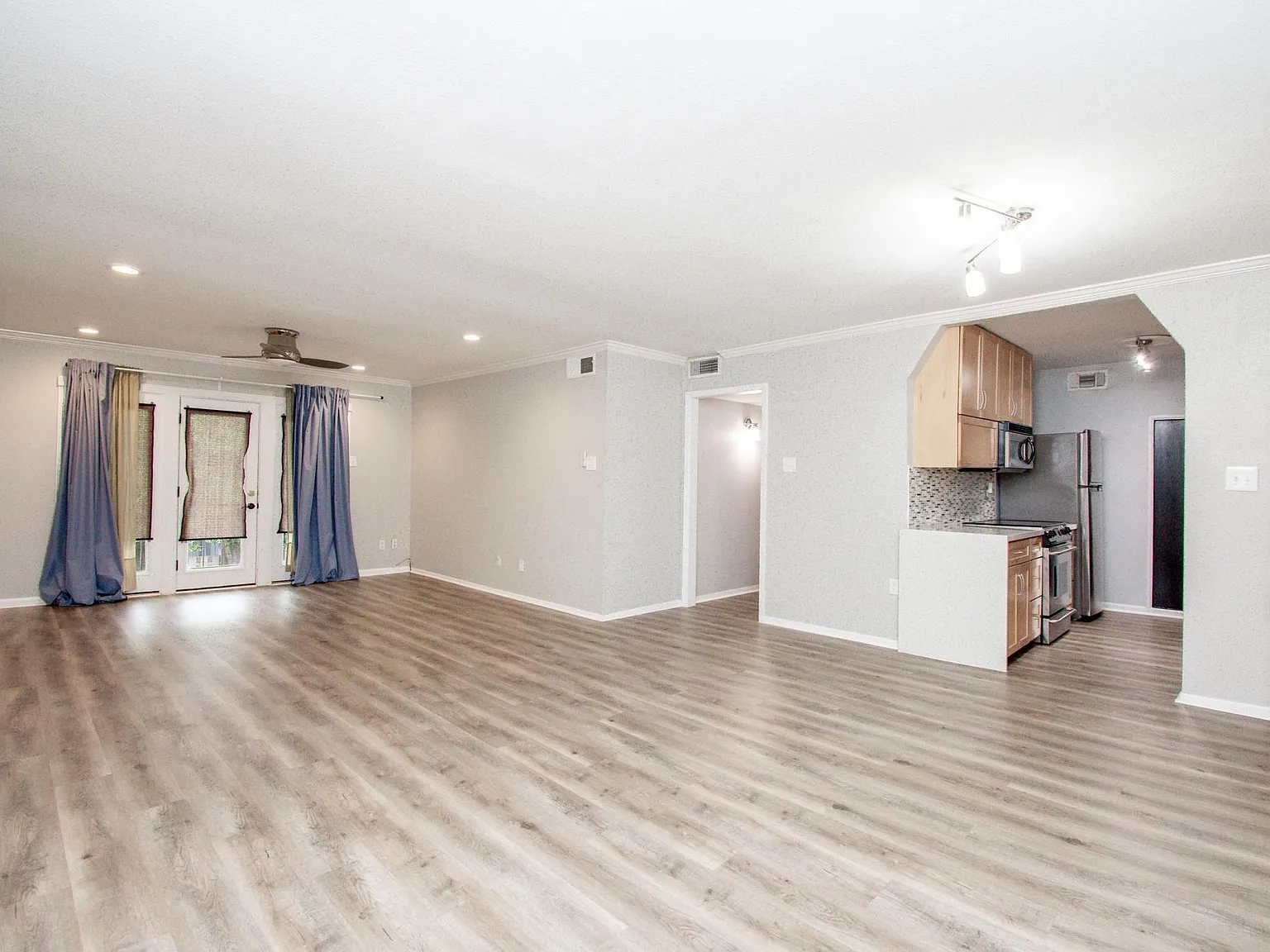 2 bed, 2.0 bath, 1306 sqft, $1,800 — Photo 2