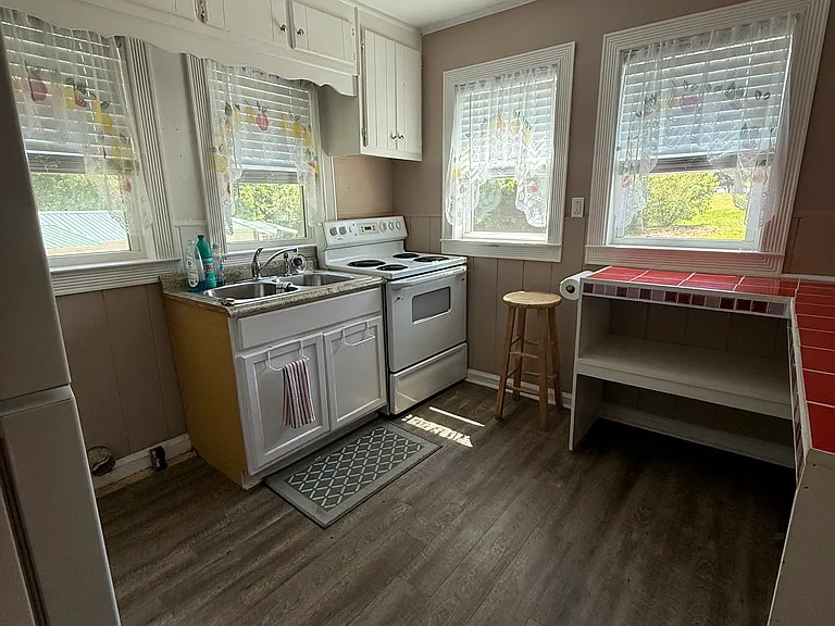 318 Green Cir — Photo 5