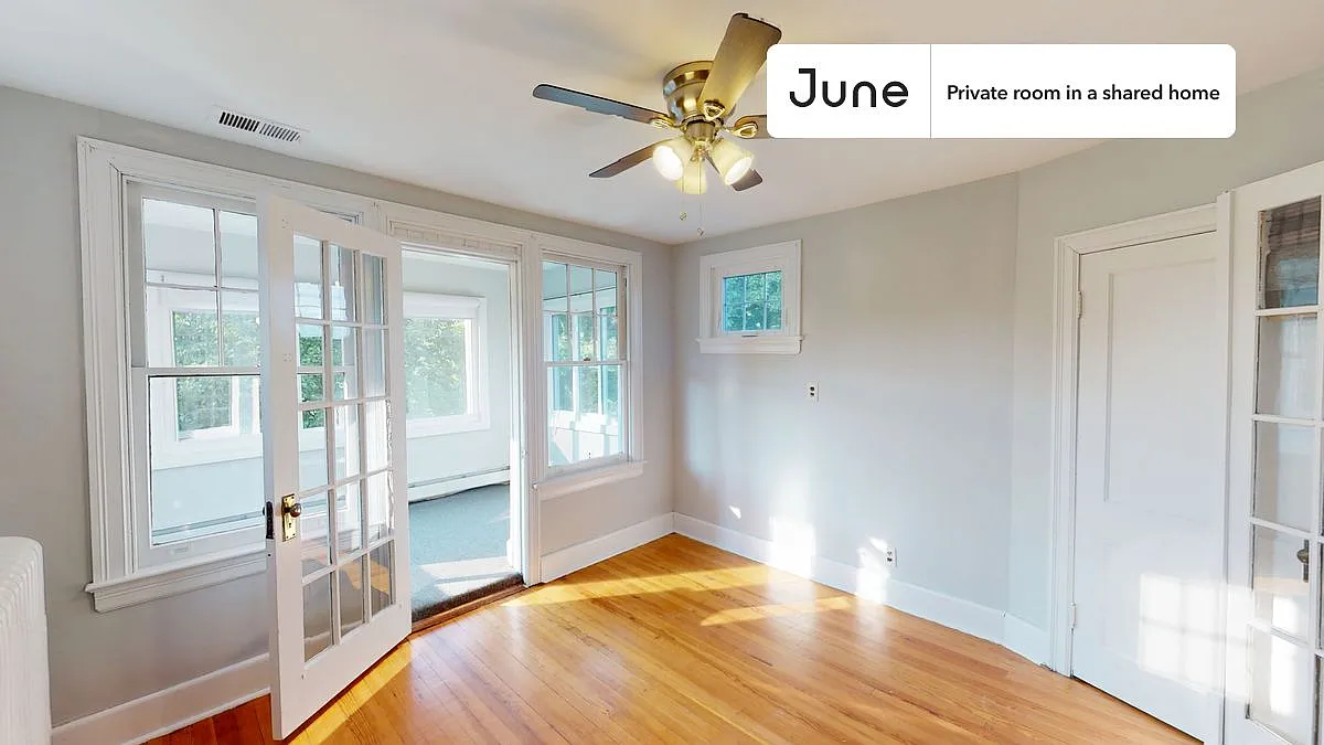 Full bedroom in 6 bed/3 bath home in Brookland #1098 A — Photo 2