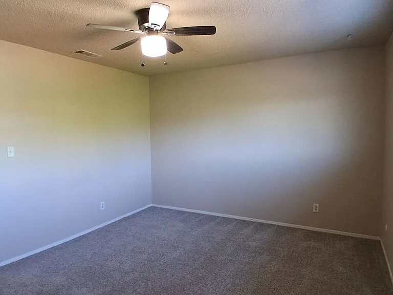 5780 N. 8th St. Duplex — Photo 13
