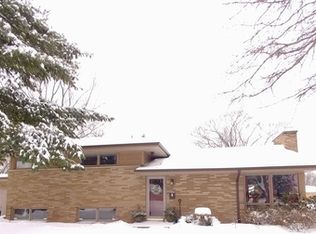 110 April Ln, North Aurora, IL