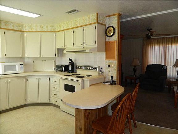 3rd image of 528 Skyline Dr W