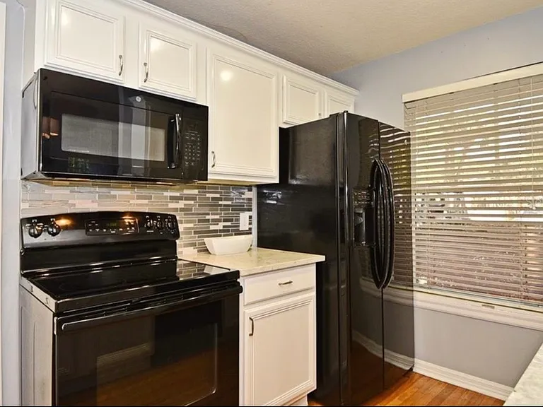 1042 N Hampton Ave — Photo 14