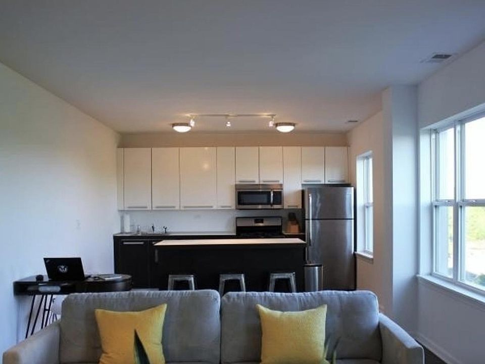 1st image of 2339 N Milwaukee Ave #2R