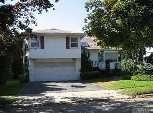 675 Barnard Ave, Woodmere, NY 11598