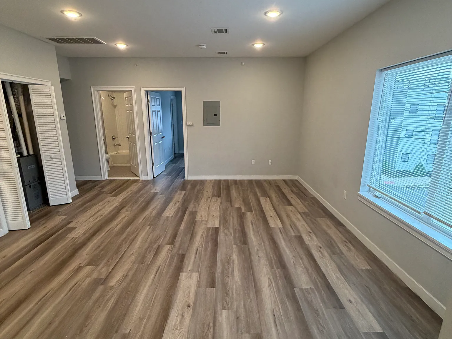 1 bed, $1,718 — Photo 4