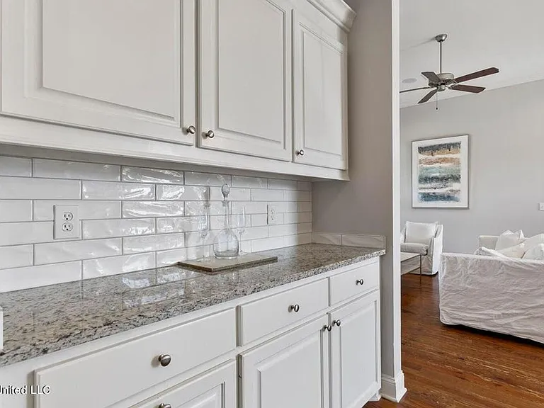 313 E Buttonwood Ln — Photo 12