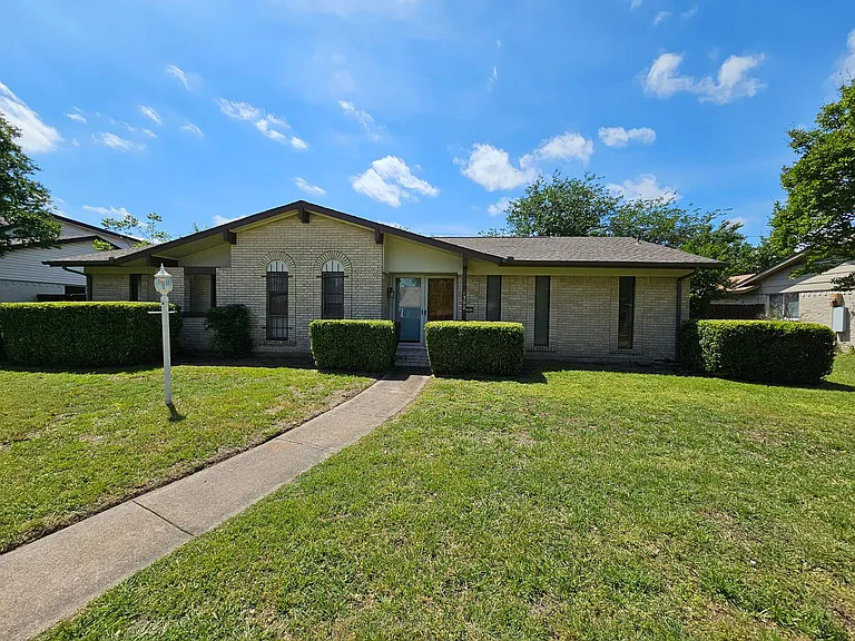 1302 Berkeley Dr — Photo 1