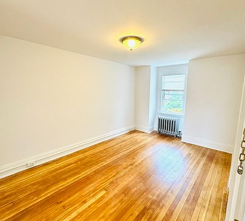 4th image of 2141 28th St #2F
