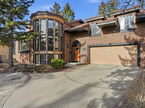 311 S Coach Light Bay SW, Calgary, AB T3H 1X3