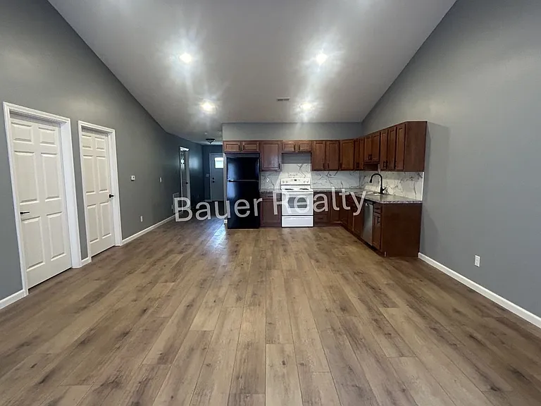47 Grove Ave — Photo 33
