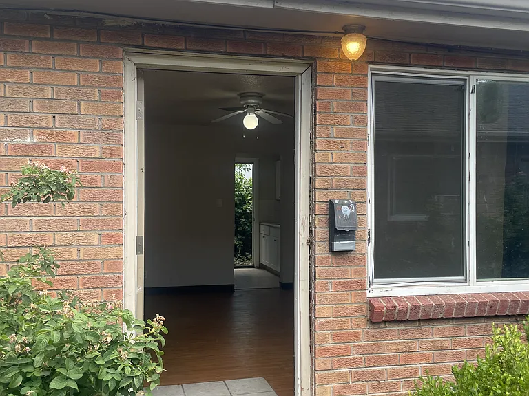 1440 Clinton St — Photo 2