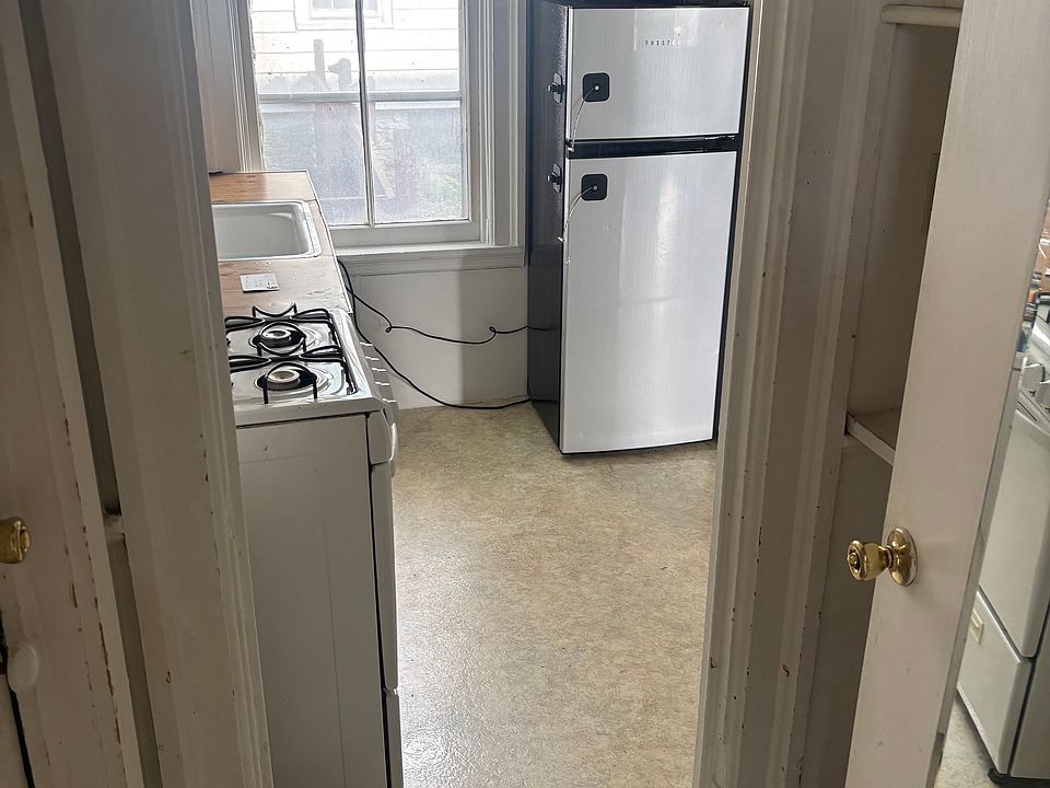 1st image of 124 W 7th St APT 3
