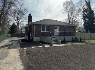 16 Holly Ln, Shirley, NY 11967