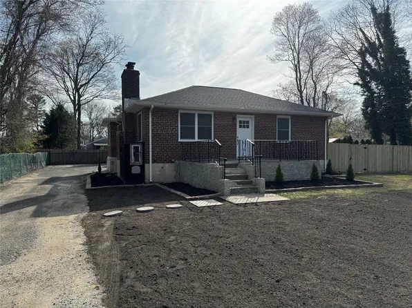 16 Holly Lane, Shirley, NY 11967