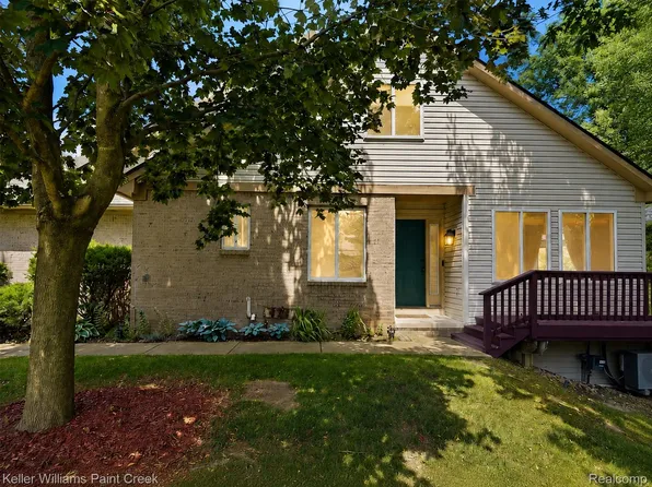 1310 Bay Hl #15, Waterford, MI 48327