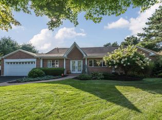 43 Old Brook Rd, Dix Hills, NY 11746