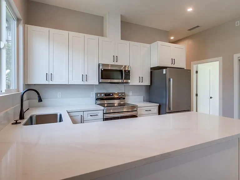 754 W 9th Ave — Photo 6