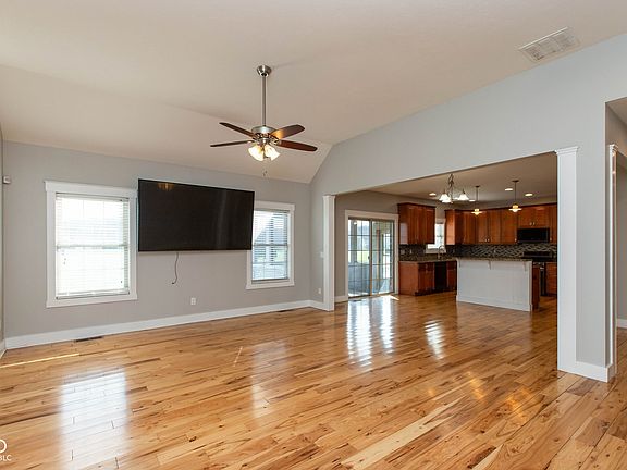 3rd image of 1041 S Golden Leaf Dr