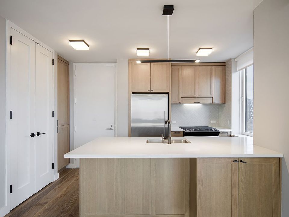 1st image of 560 W 43rd St APT 15B