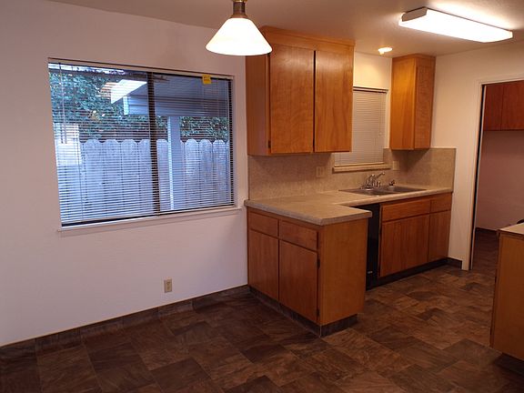 4th image of 965 Cyndi Cir #B