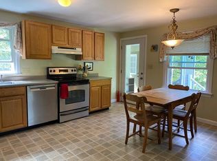 9 Old Ln, Hope, ME 04847